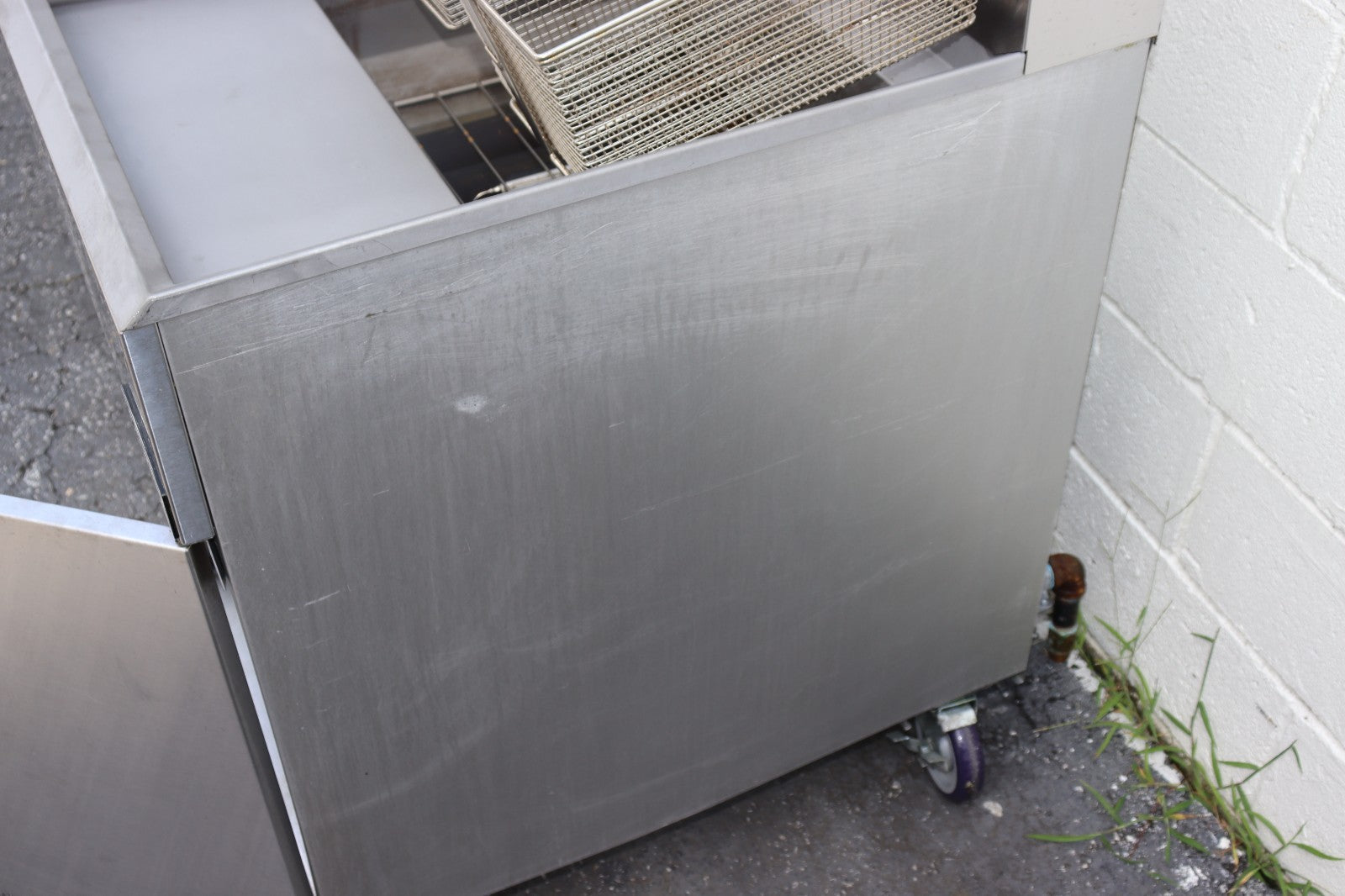 DUKERS DCF5-NG DEEP FRYER 75 POUND 21" WIDE 5 TUBE NAT GAS WITH CASTORS