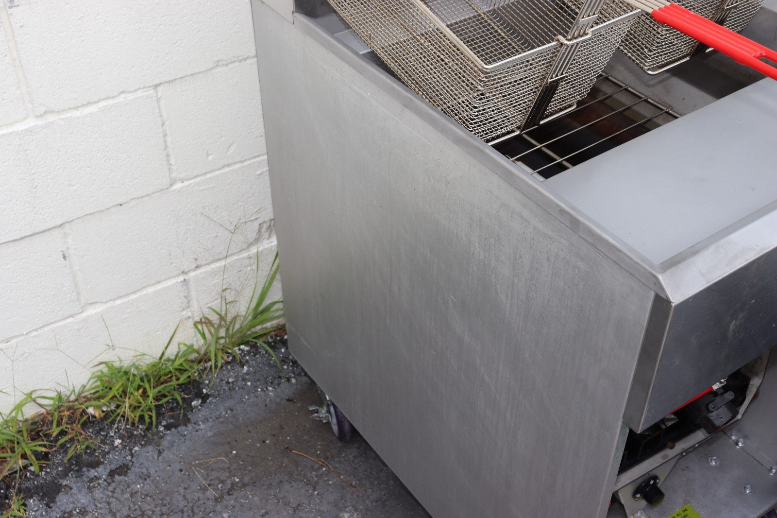 DUKERS DCF5-NG DEEP FRYER 75 POUND 21" WIDE 5 TUBE NAT GAS WITH CASTORS