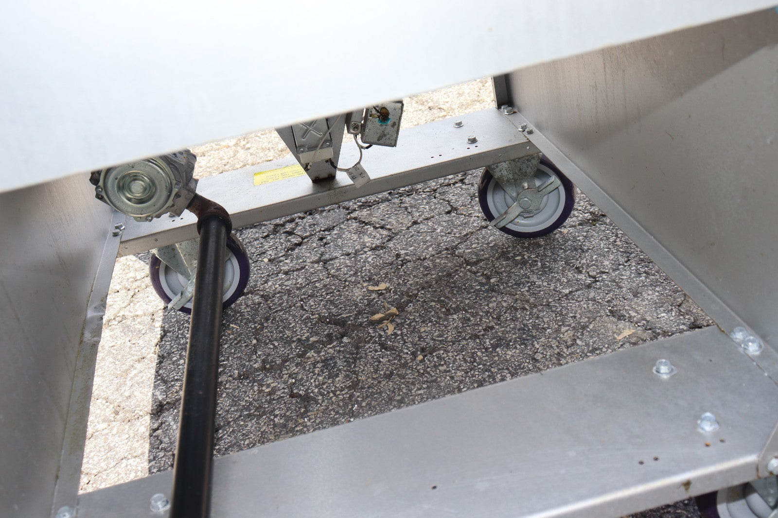 DUKERS DCF5-NG DEEP FRYER 75 POUND 21" WIDE 5 TUBE NAT GAS WITH CASTORS