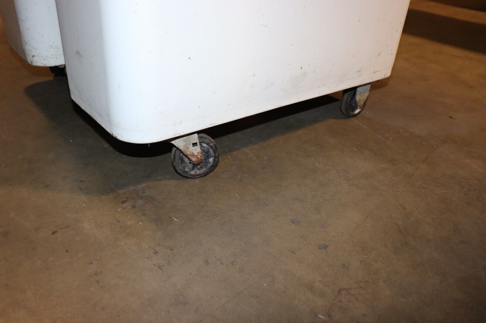 Rubbermaid Commercial FG360088WHT 400 Cup Mobile Ingredient Bin, Flour, Used