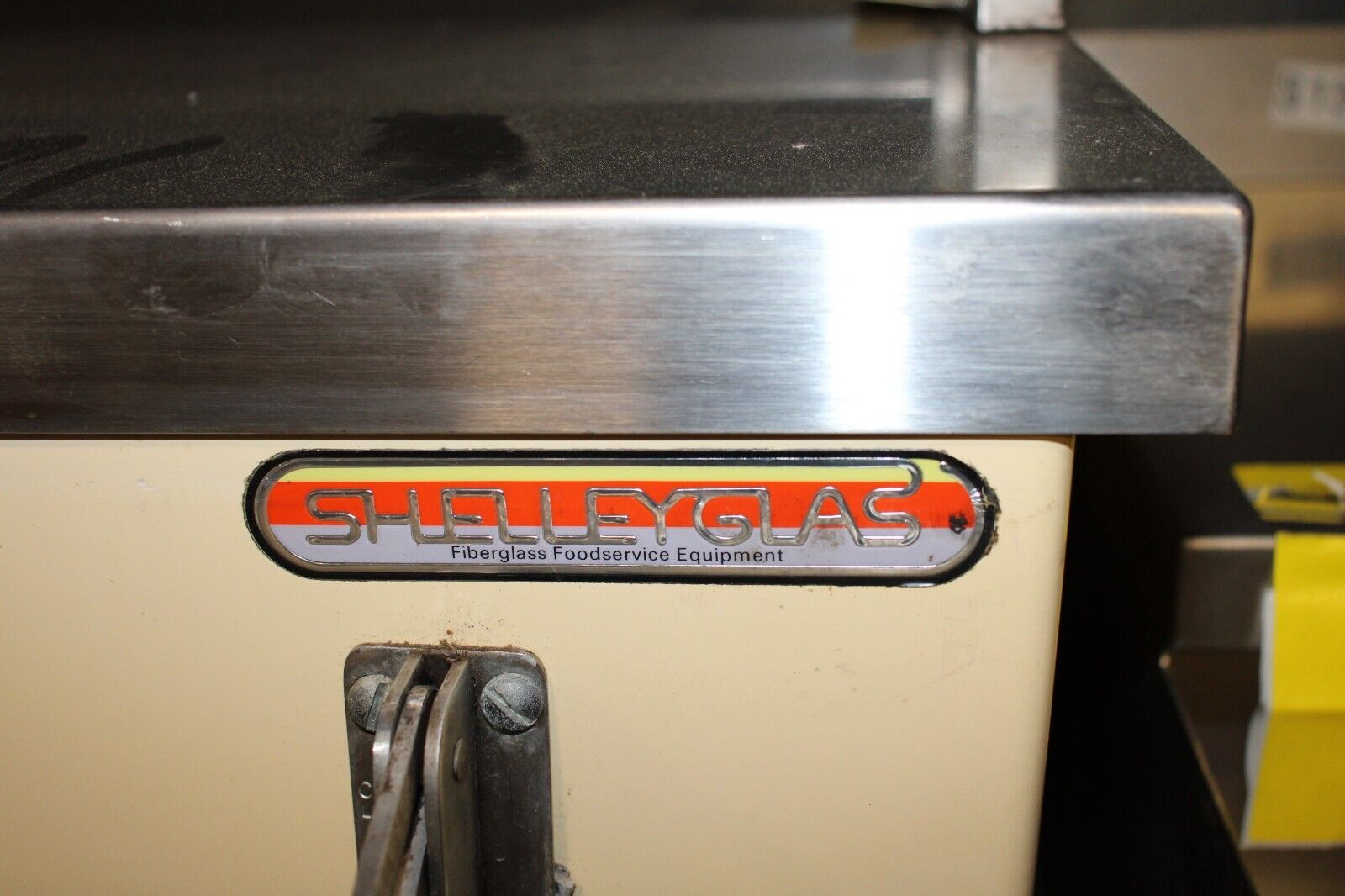 SERVING STATION WITH SNEEZE GUARD, NON-HEATED