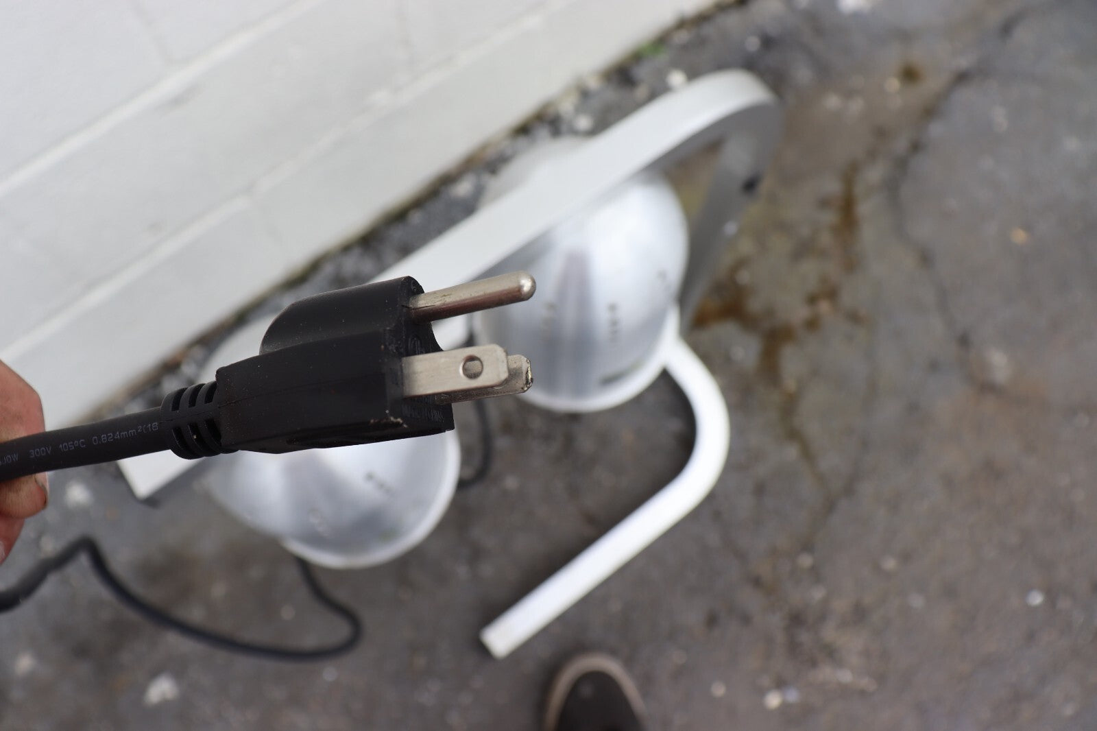 Aluminum Free Standing Heat Lamp with 2 Bulbs - 120V, 500W