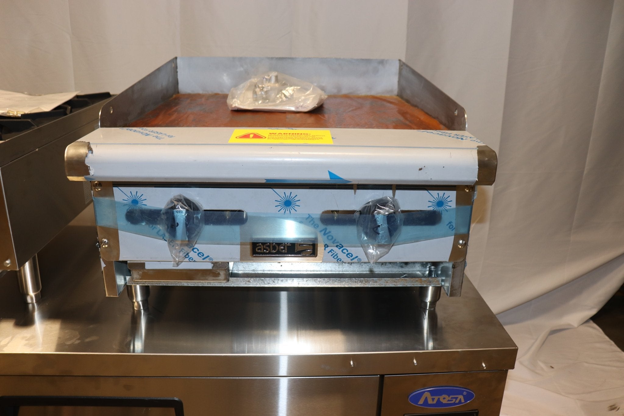 Asber AEMG 24 H 24" W Stainless Steel Natural Gas Manual Countertop Griddle, 60k BTU - NMB Restaurant Equipment