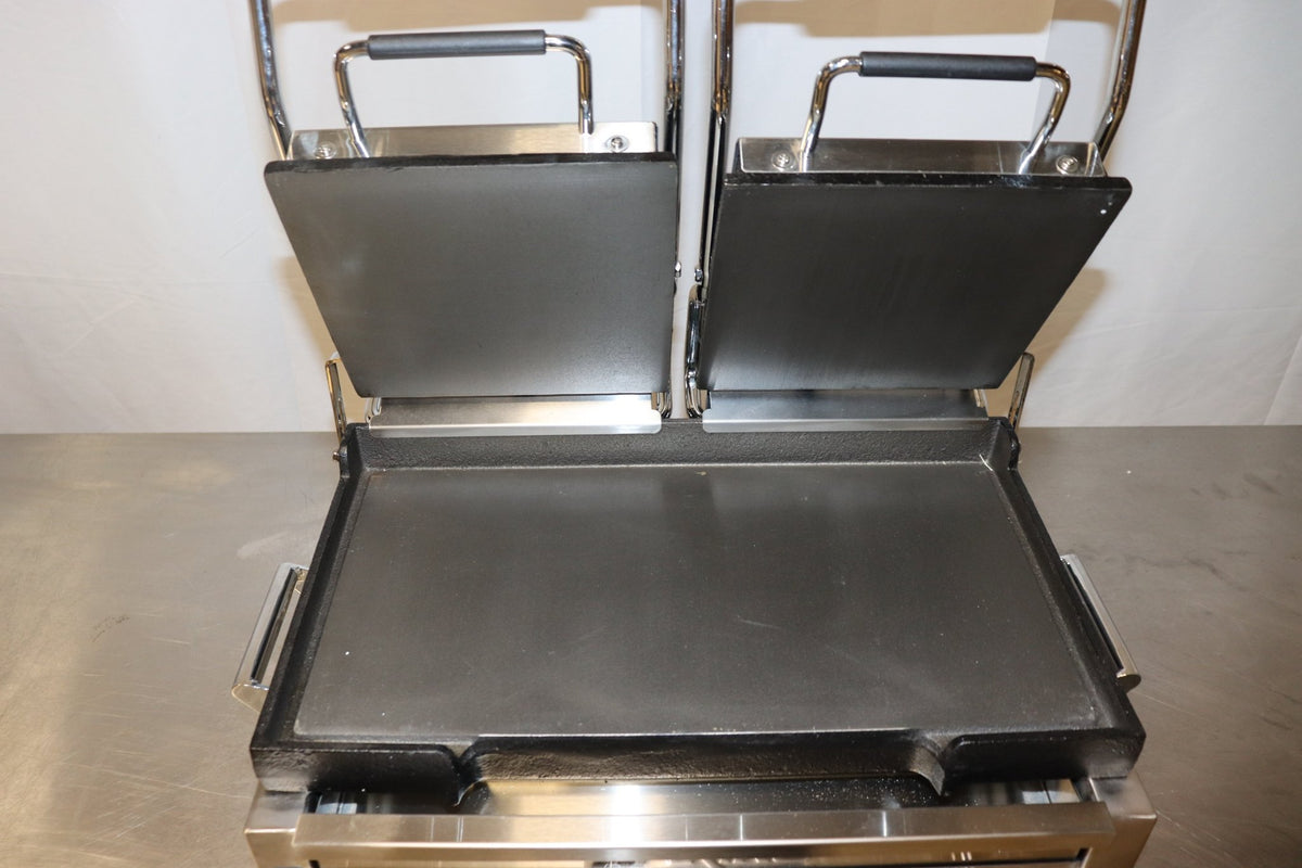 Waring WFG300 Tostato Supremo Smooth Top & Bottom Dual Panini Sandwich Grill, 240V, 3120W - NMB Restaurant Equipment