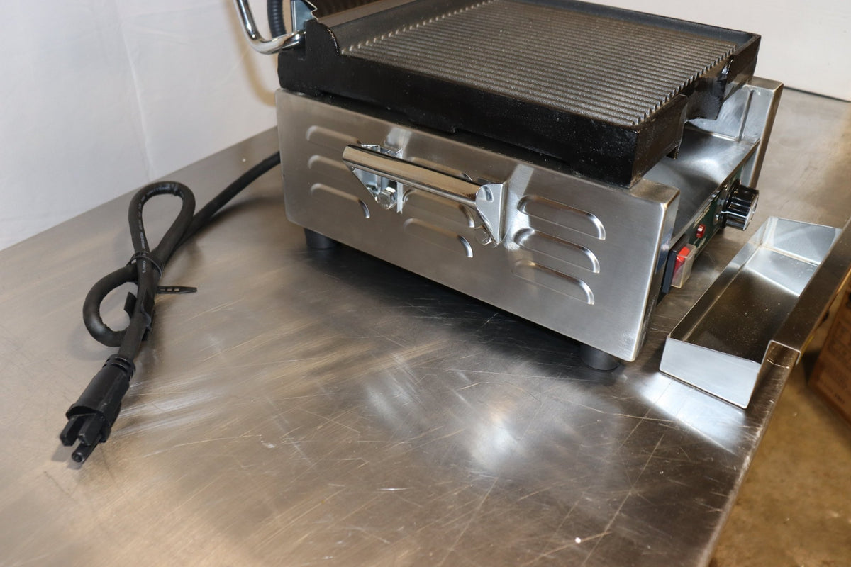 Waring WPG150 Panini Perfetto Grooved Top & Bottom Panini Grill, 120V, 1800W - NMB Restaurant Equipment