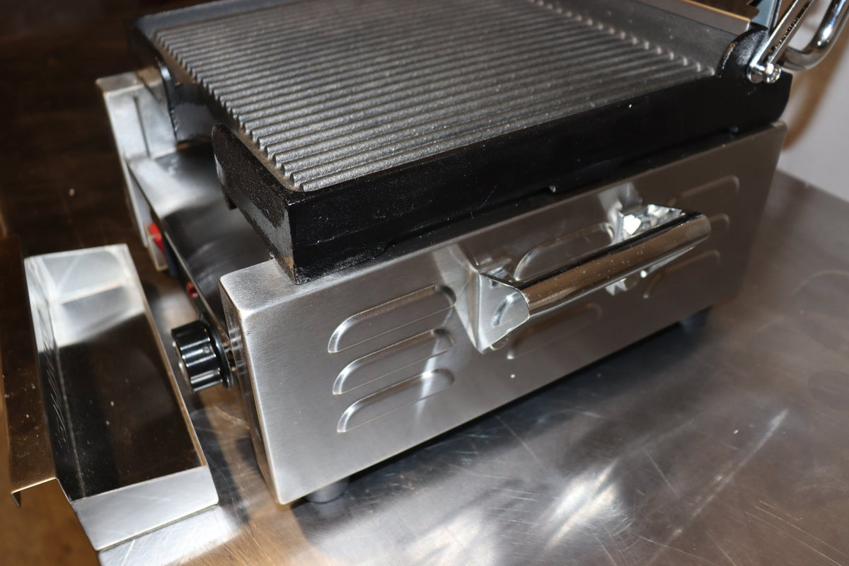 Waring WPG150 Panini Perfetto Grooved Top & Bottom Panini Grill, 120V, 1800W - NMB Restaurant Equipment