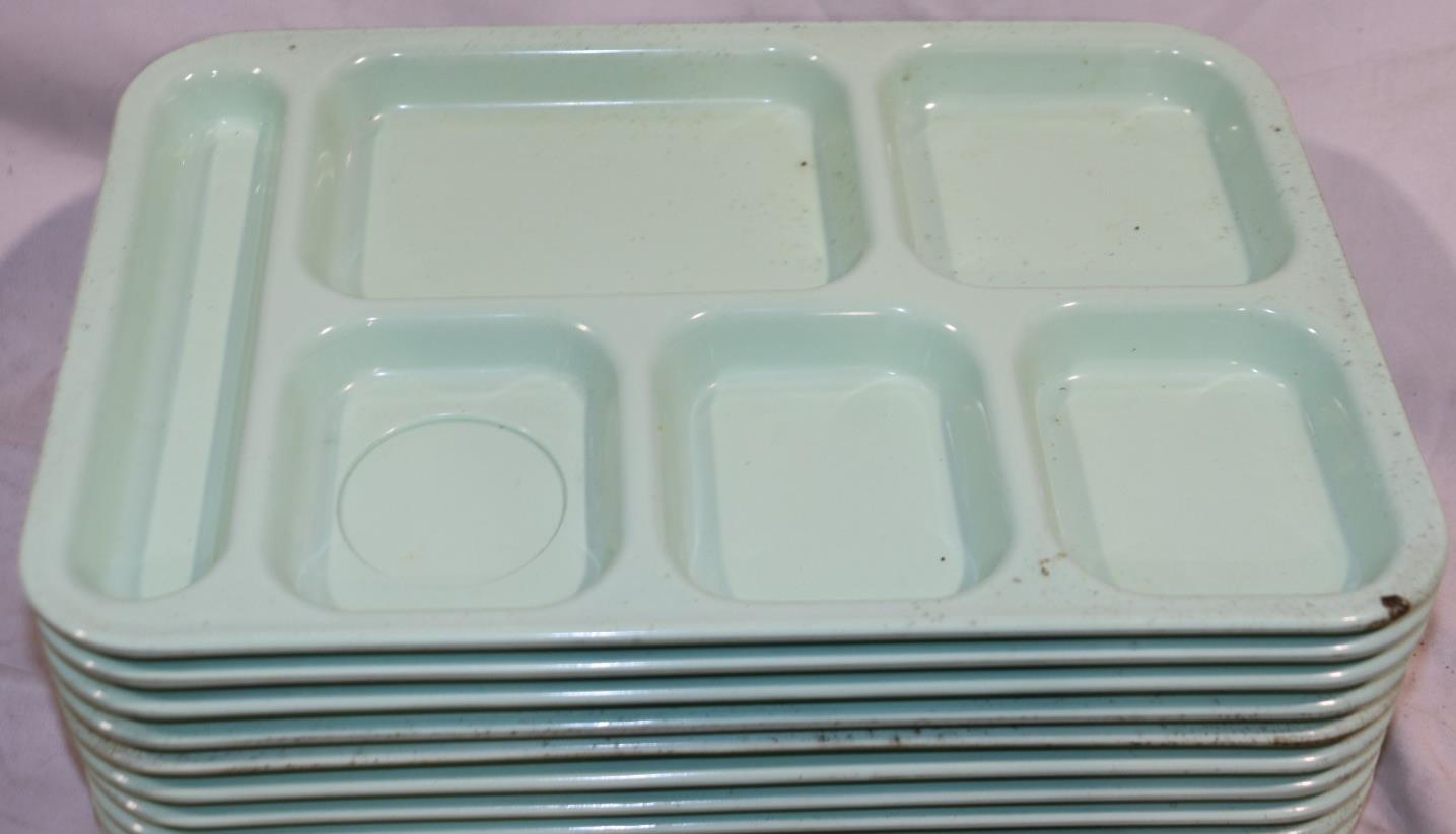 10 Pack - Carlisle 6 Compartment Cafeteria Food Tray Green 14-1/2" x 10" - NMB Restaurant Equipment