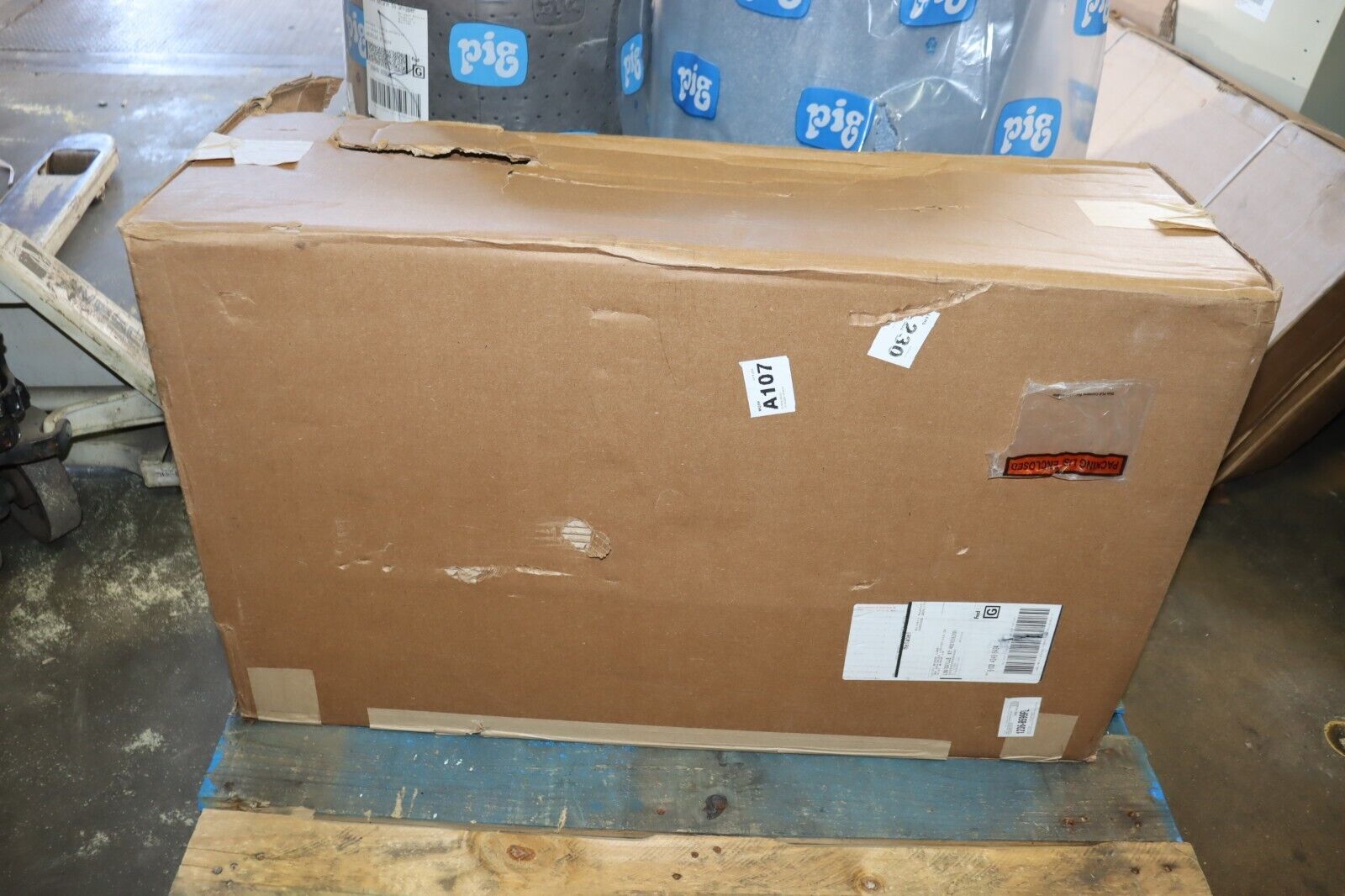 Metro Commercial Restaurant 36" Plastic Dunnage Rack  1,500 lb Capacity