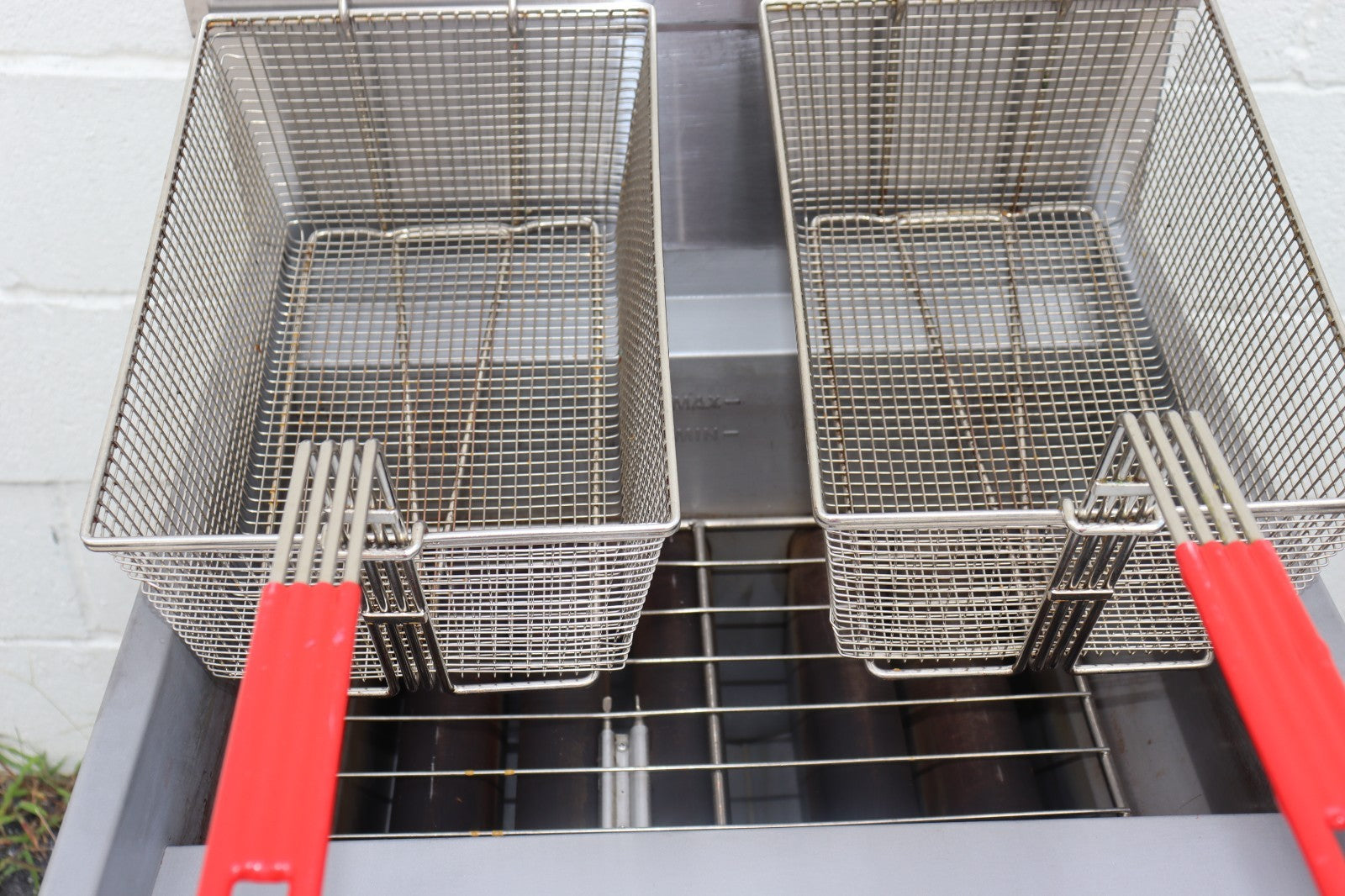 DUKERS DCF5-NG DEEP FRYER 75 POUND 21" WIDE 5 TUBE NAT GAS WITH CASTORS