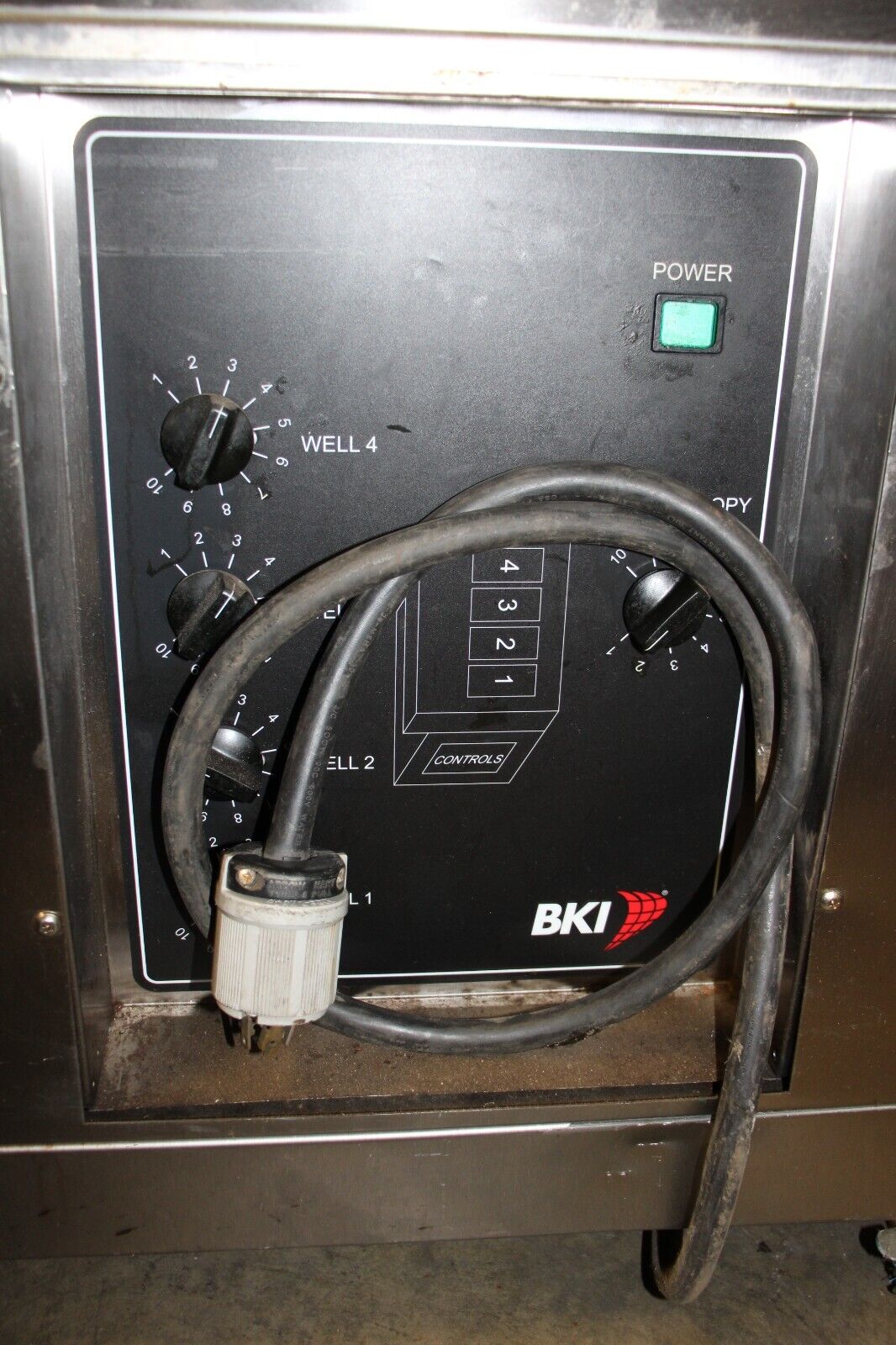 BKI HEATED FOOD SERVING STATION WITH GLASS SHIELD MHB-4