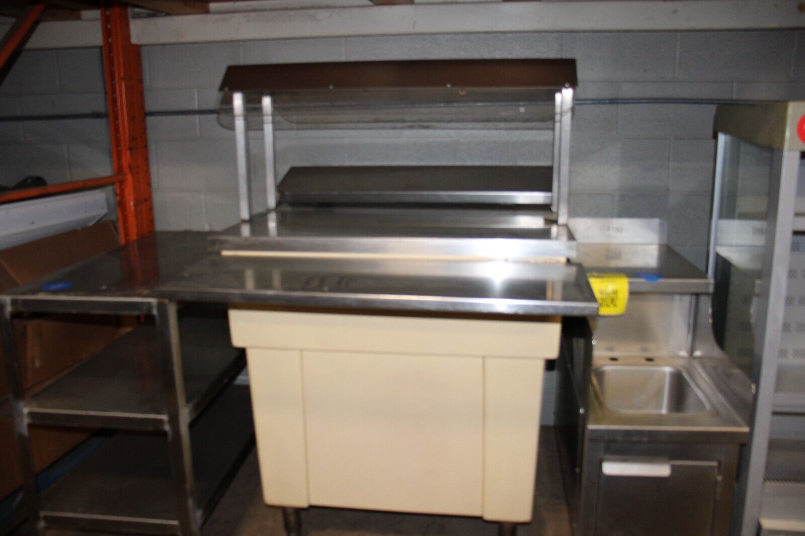 SERVING STATION WITH SNEEZE GUARD, NON-HEATED