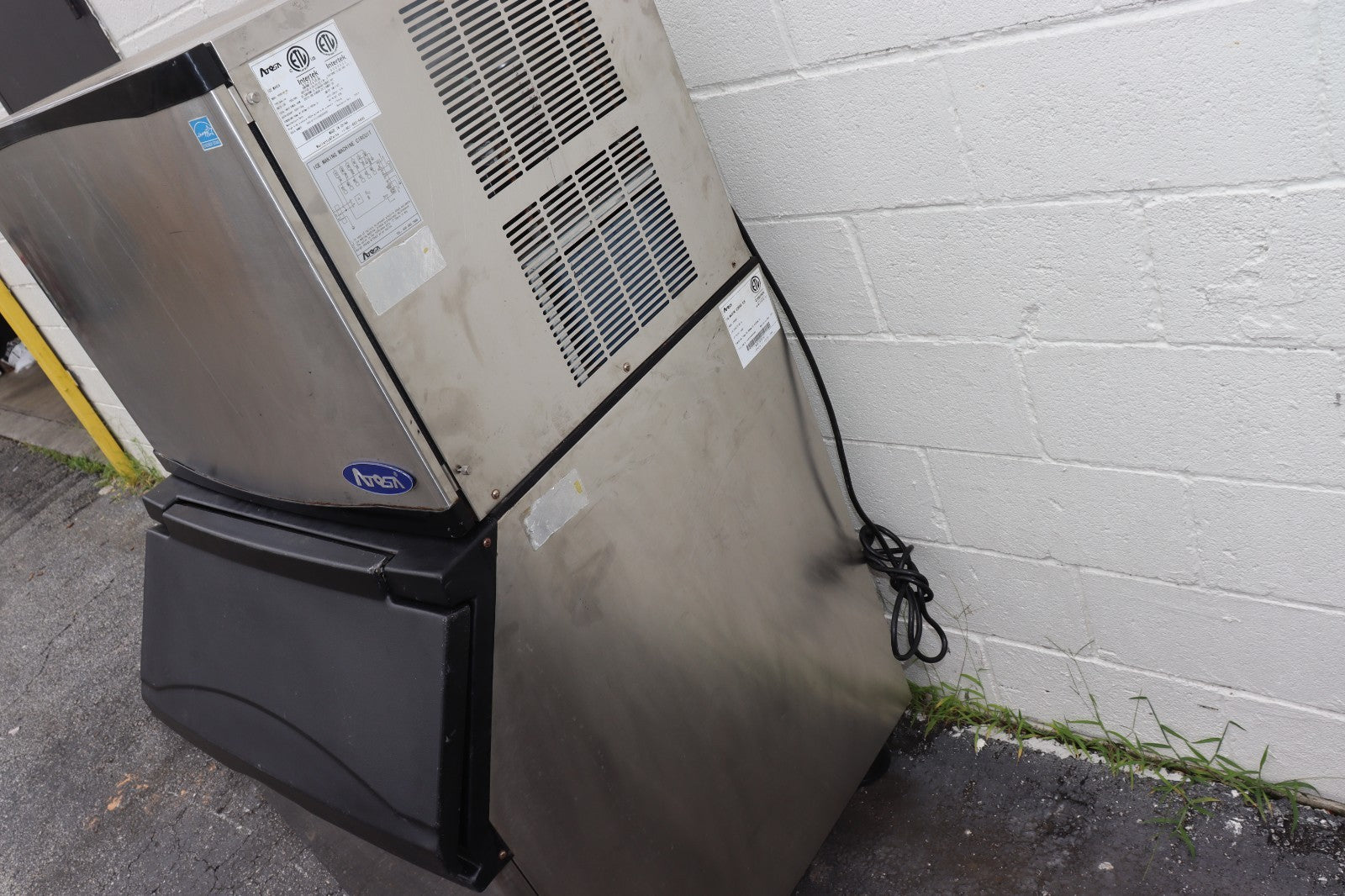 ATOSA YR-450-AP-161 460 lb ICE MACHINE W/395 lbs BIN, 30", Half Cube, Free Liftg