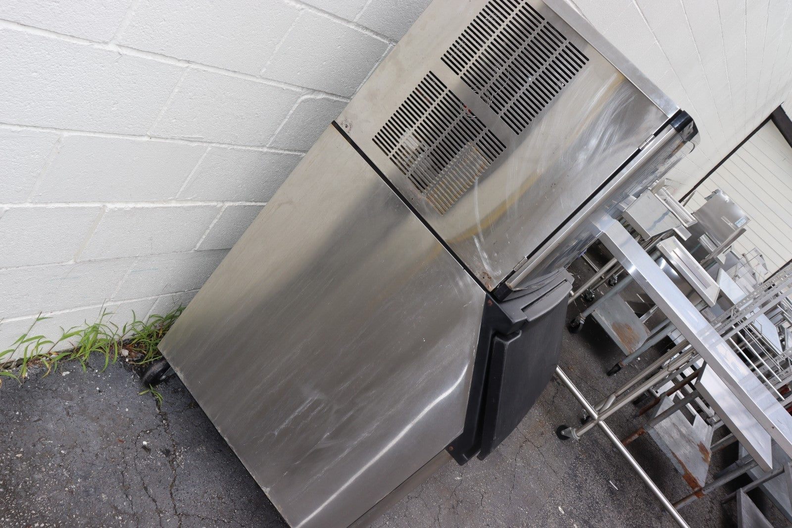 ATOSA YR-450-AP-161 460 lb ICE MACHINE W/395 lbs BIN, 30", Half Cube, Free Liftg