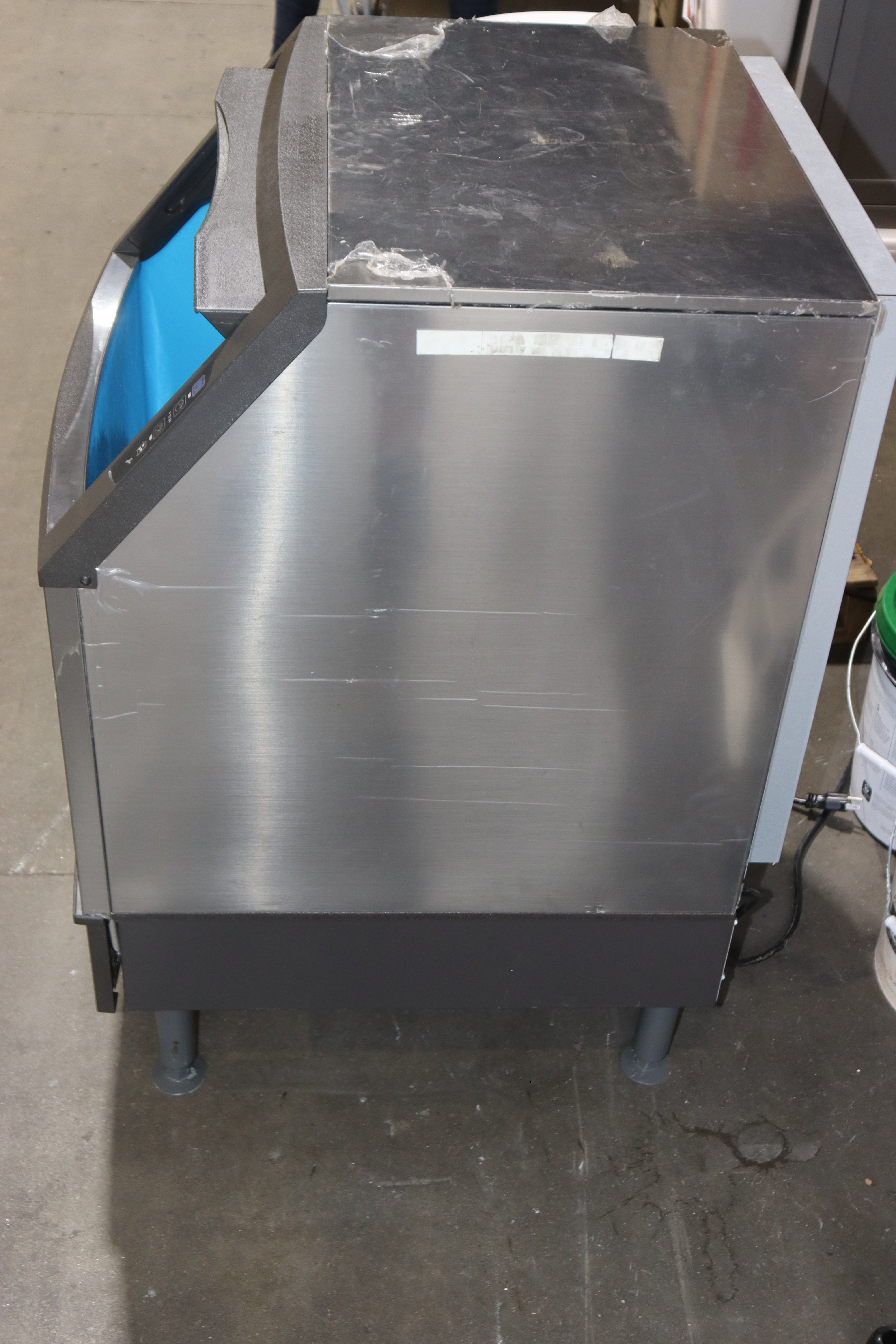 Manitowoc UDF0140A NEO Undercounter Ice Maker Air Cooled Self Contained 135 lb