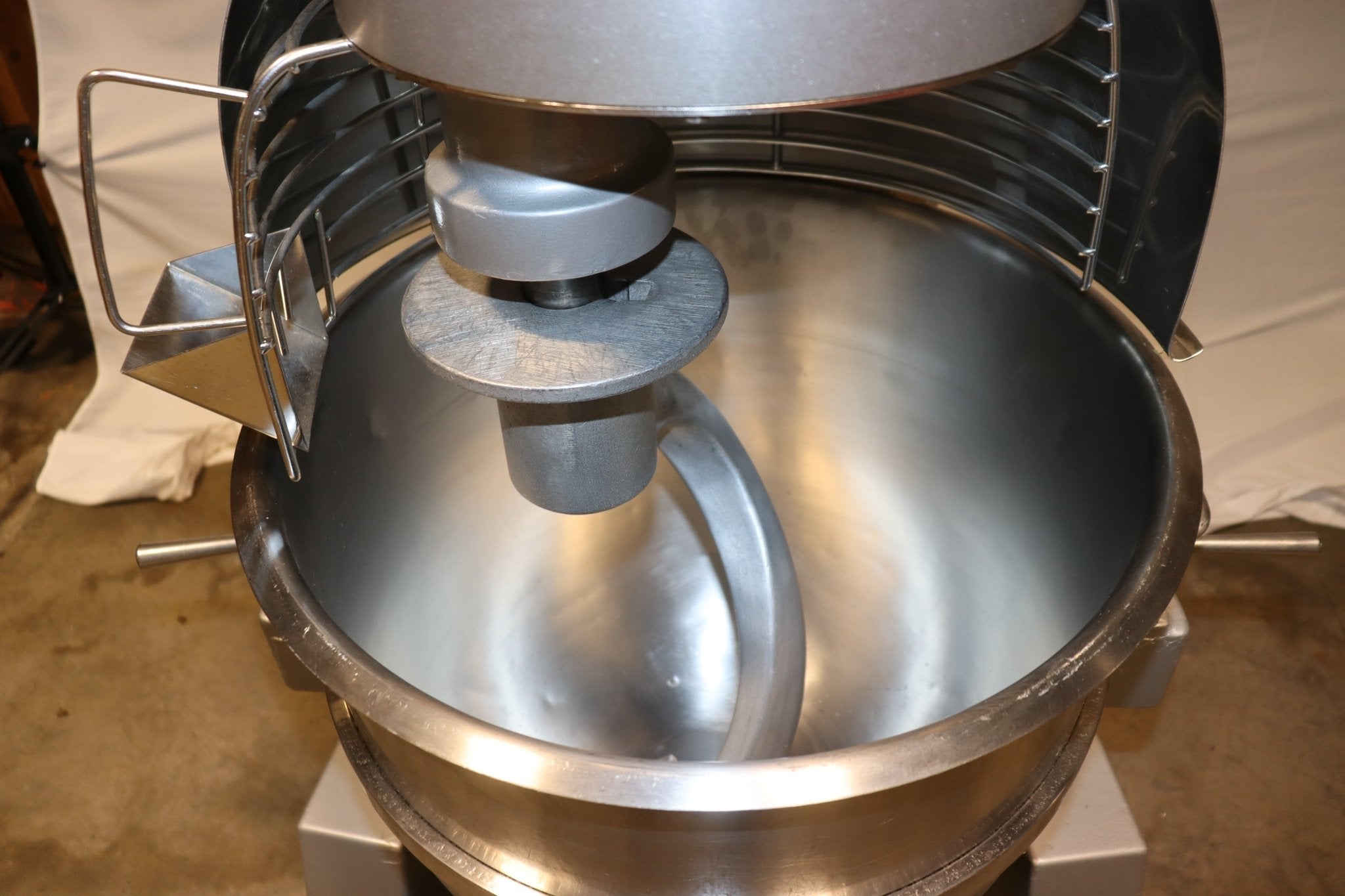Globe SP62P 60 Quart Planetary 2 Speed Commercial Pizza Mixer w/ Timer, 3HP, 208V/3PH - NMB Restaurant Equipment
