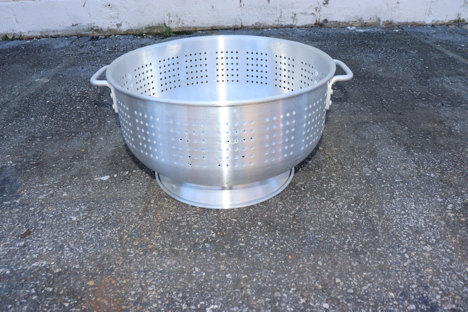 Winco ALO-16BH 16 qt Heavy Duty Aluminum Colander w/ Base Handles, Used - NMB Restaurant Equipment