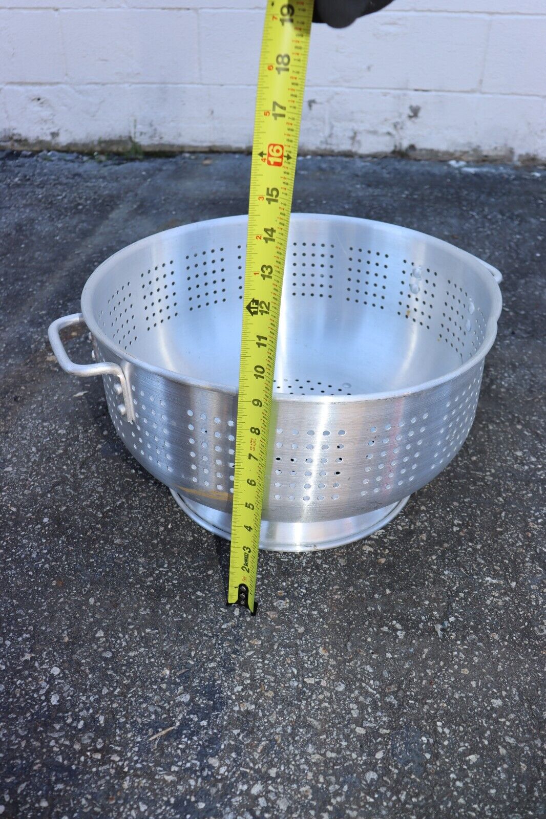Winco ALO-16BH 16 qt Heavy Duty Aluminum Colander w/ Base Handles, Used - NMB Restaurant Equipment