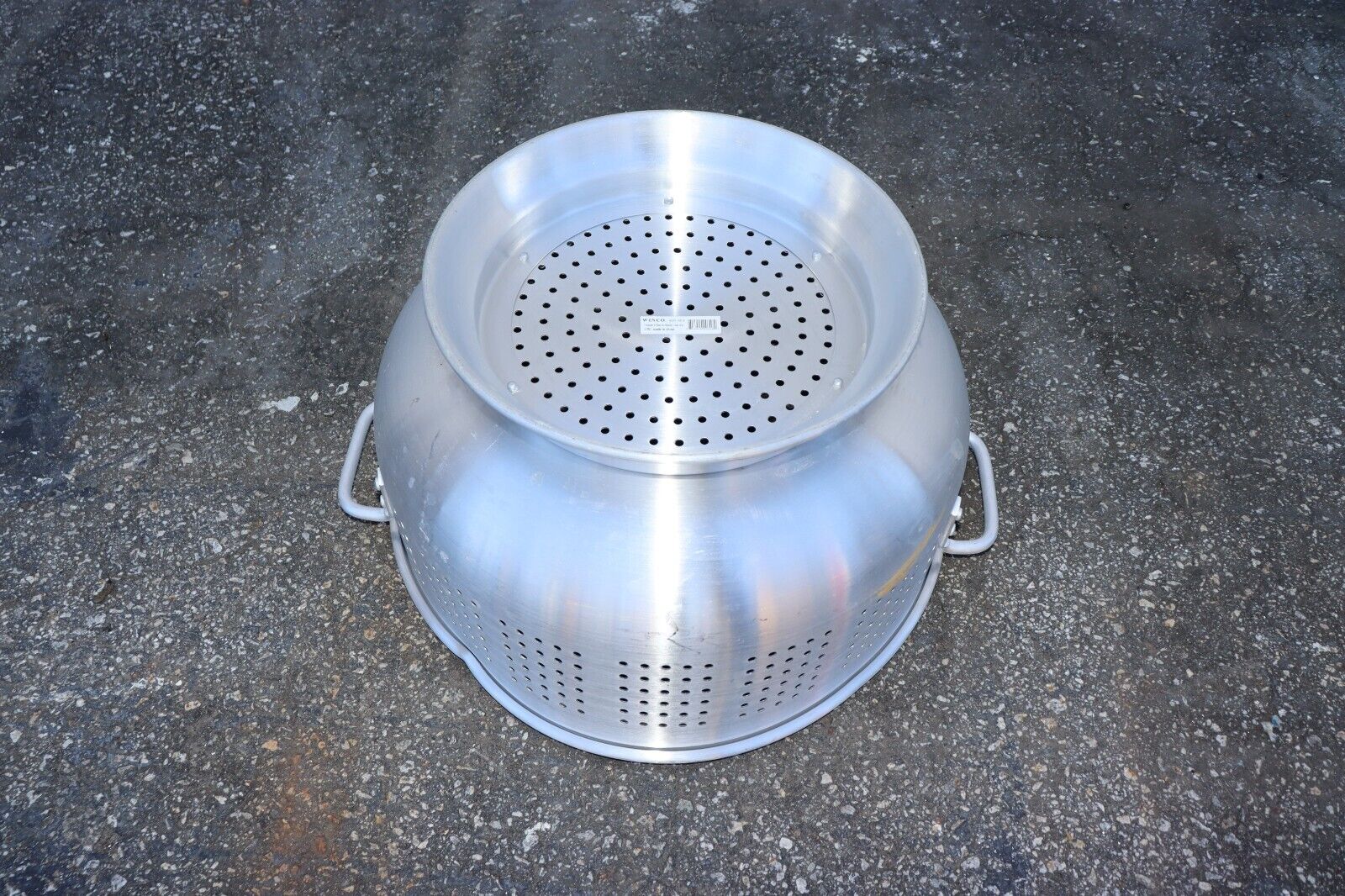 Winco ALO-16BH 16 qt Heavy Duty Aluminum Colander w/ Base Handles, Used - NMB Restaurant Equipment