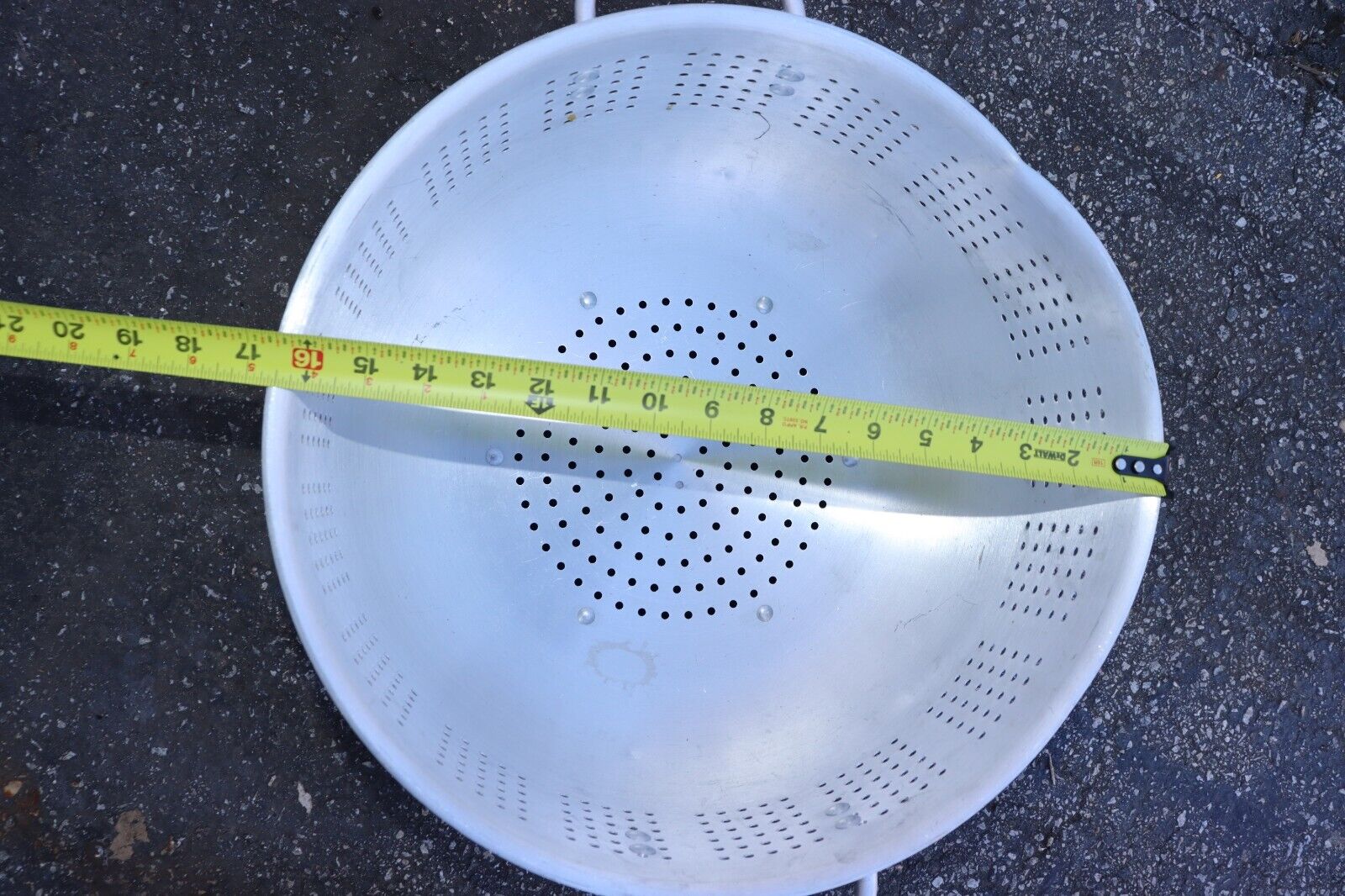 Winco ALO-16BH 16 qt Heavy Duty Aluminum Colander w/ Base Handles, Used - NMB Restaurant Equipment