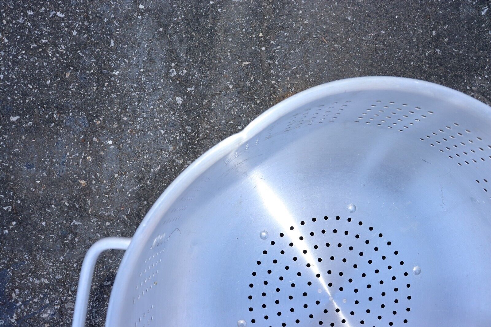 Winco ALO-16BH 16 qt Heavy Duty Aluminum Colander w/ Base Handles, Used - NMB Restaurant Equipment