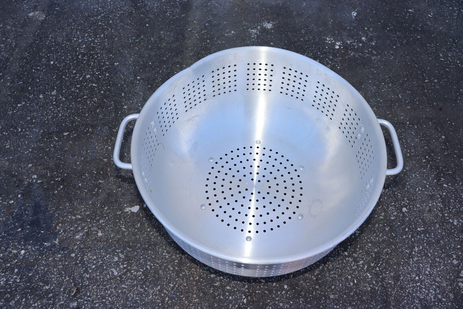 Winco ALO-16BH 16 qt Heavy Duty Aluminum Colander w/ Base Handles, Used - NMB Restaurant Equipment
